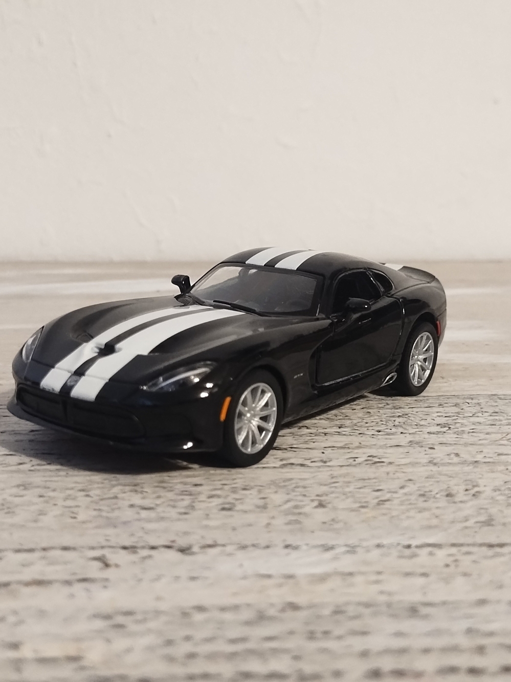 Kinsmart Diecast 2013 Dodge SRT Viper GTS, Black scale 1:36 Die cast metal